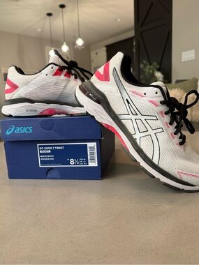 ASICS GT-2000 7 Twist Women's Running Shoes - White with Pink and Black Details